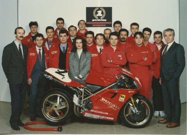Massimo Tamburini con una 916 e dipendenti Ducati