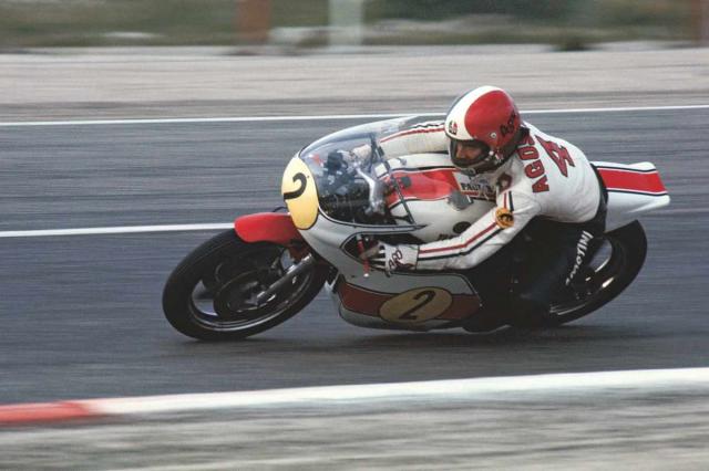 Giancomo Agostini in sella a una Yamaha 500cc GP